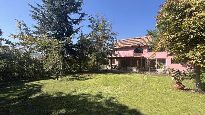 CASA DE AUTOR CON JARDN ELEVADO Y VEGETACIN EXUBERANTE